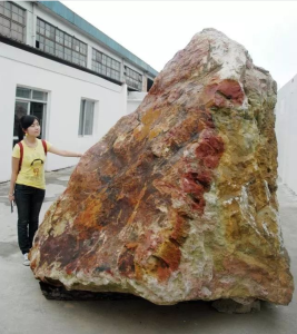 “史上最大”寿山石重达25吨，该雕成啥难坏专家，网友：原石最好