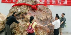 “史上最大”寿山石重达25吨，该雕成啥难坏专家，网友：原石最好缩略图