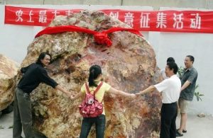 “史上最大”寿山石重达25吨，该雕成啥难坏专家，网友：原石最好2