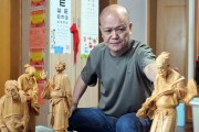 王晓戈 | 隐于街市任天真——评俞开明的木雕市井人物系列创作
